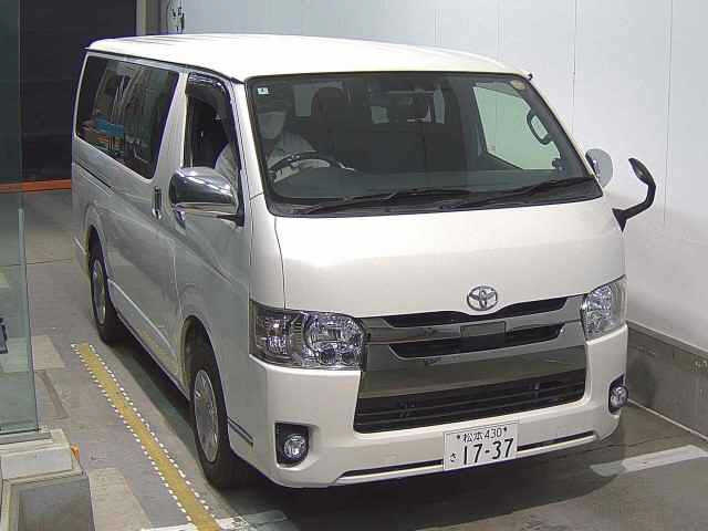 TOYOTA HIACE — фото