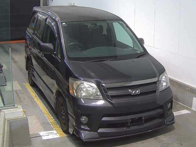 TOYOTA NOAH — фото