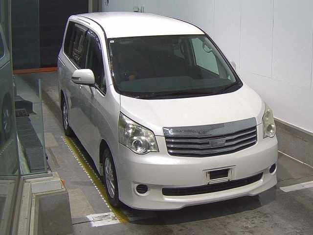 TOYOTA NOAH — фото