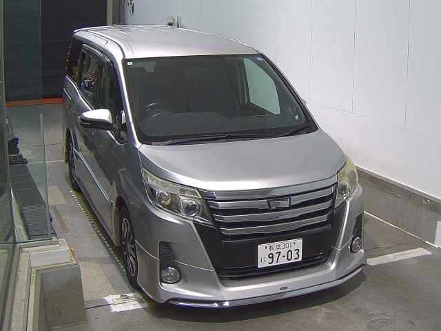 TOYOTA NOAH — фото