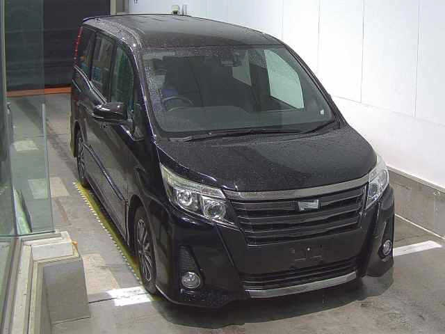 TOYOTA NOAH — фото