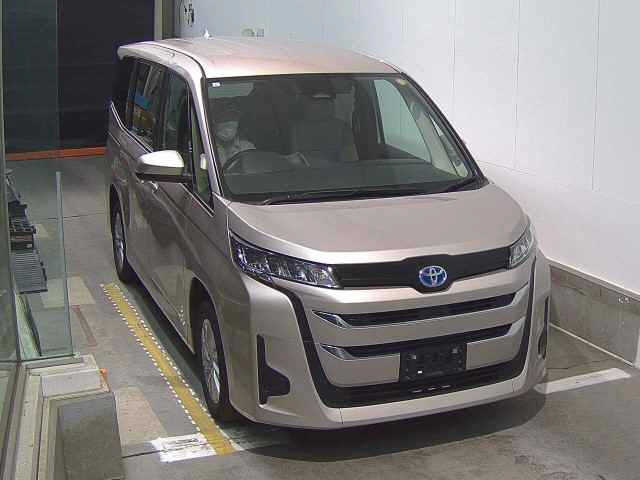 TOYOTA NOAH — фото