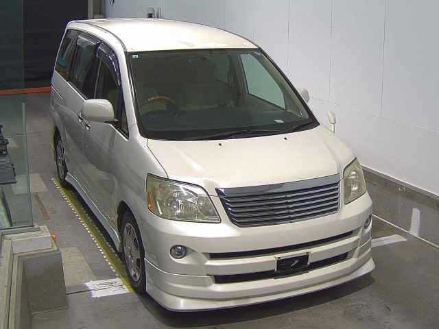 TOYOTA NOAH — фото