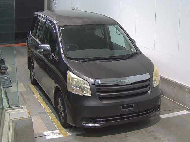TOYOTA NOAH — фото