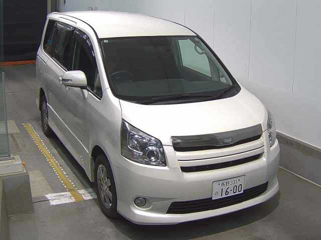 TOYOTA NOAH — фото