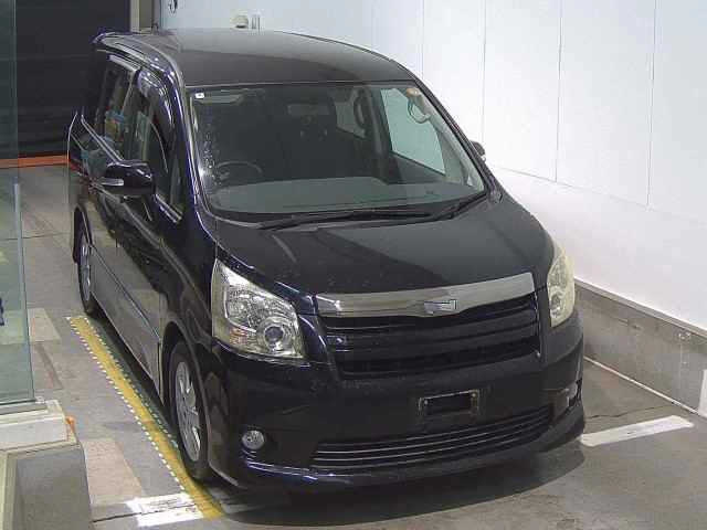 TOYOTA NOAH — фото