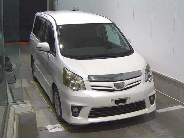 TOYOTA NOAH — фото