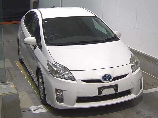 TOYOTA PRIUS — фото
