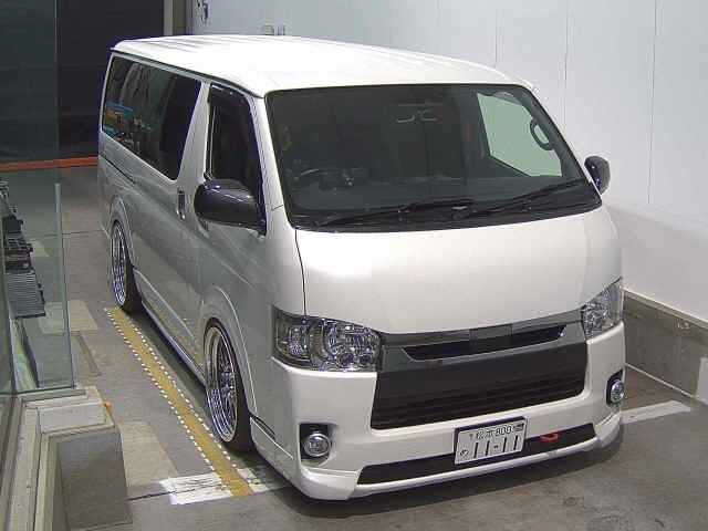 TOYOTA HIACE — фото