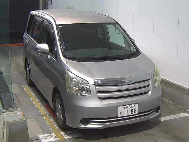 TOYOTA NOAH — фото