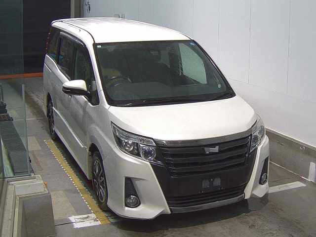 TOYOTA NOAH — фото