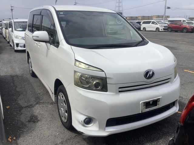 TOYOTA VOXY — фото