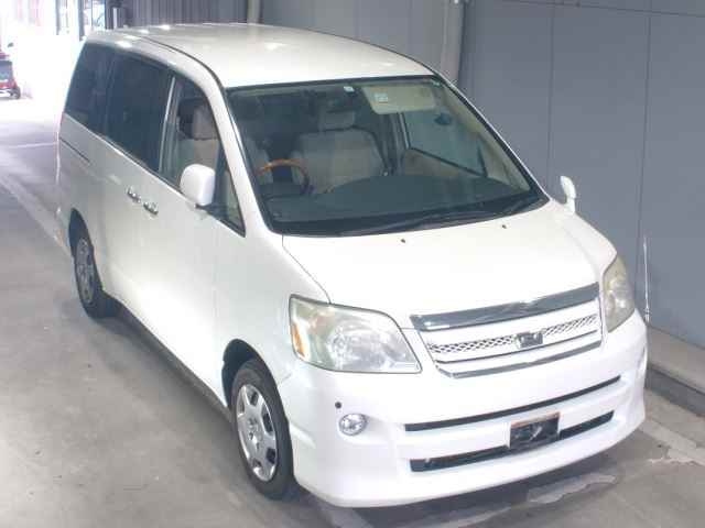 TOYOTA NOAH — фото