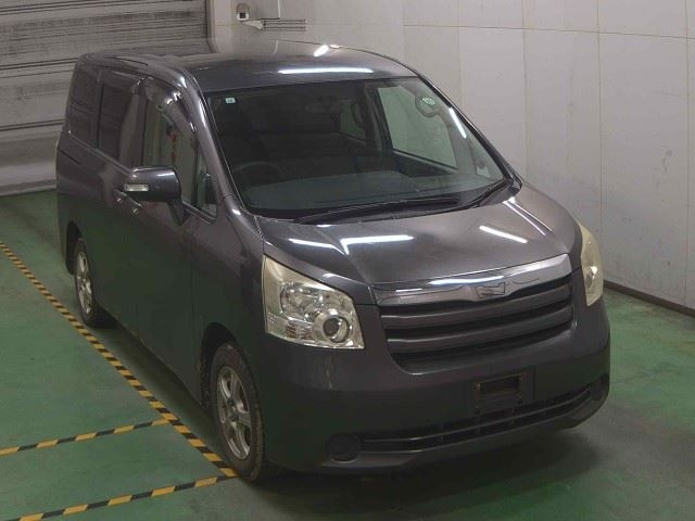 TOYOTA NOAH — фото