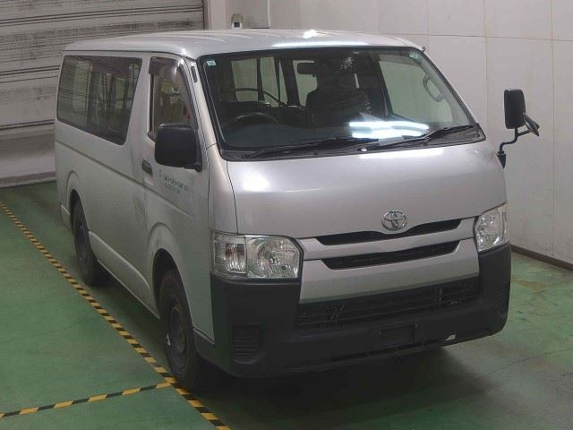 TOYOTA HIACE — фото