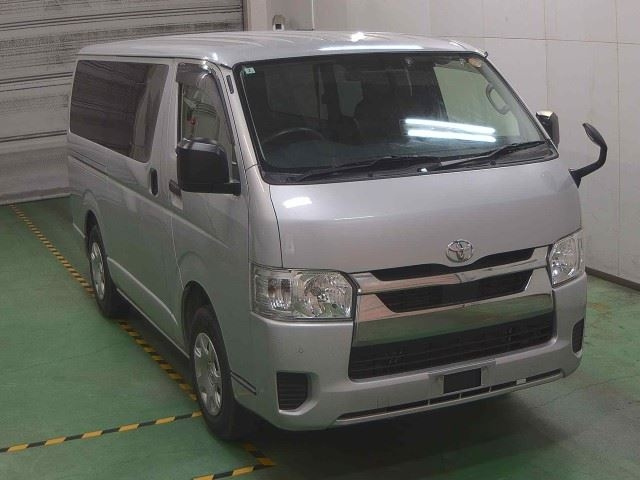 TOYOTA HIACE — фото
