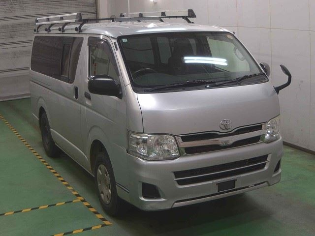 TOYOTA HIACE — фото