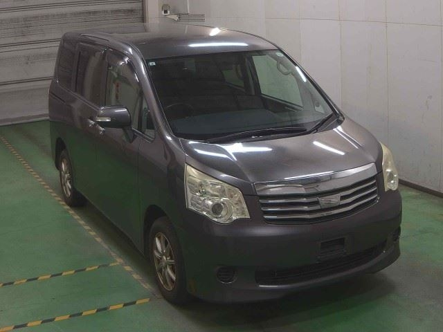 TOYOTA NOAH — фото