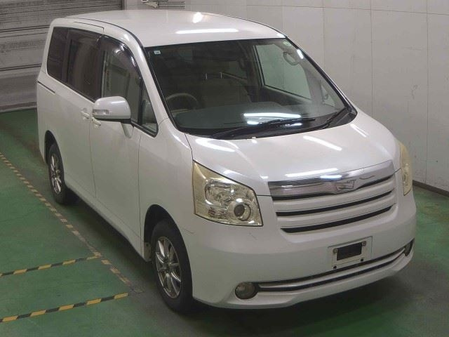 TOYOTA NOAH — фото