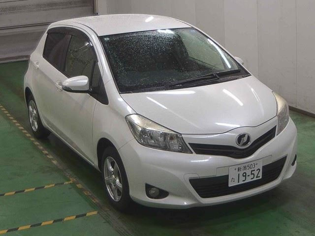 TOYOTA VITZ — фото