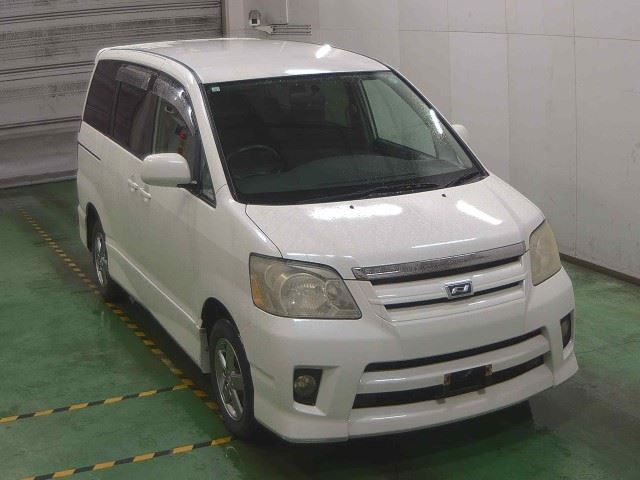 TOYOTA NOAH — фото