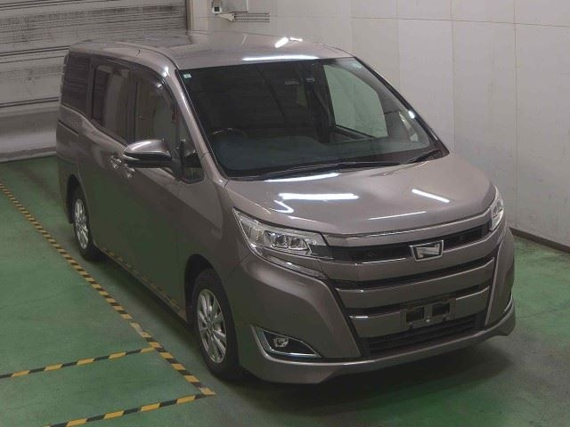 TOYOTA NOAH — фото