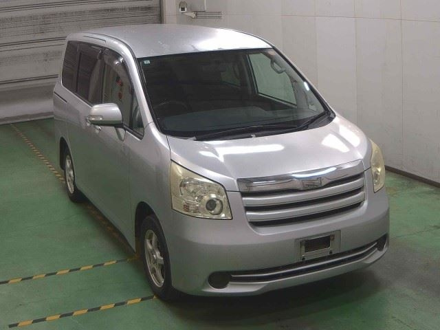 TOYOTA NOAH — фото