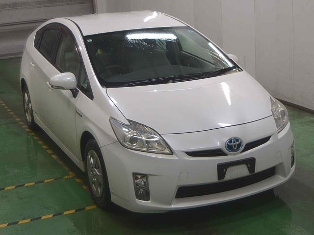 TOYOTA PRIUS — фото