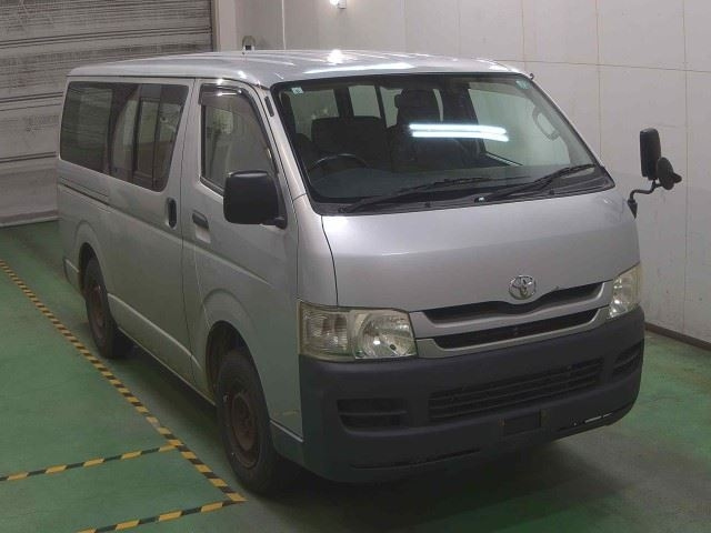 TOYOTA HIACE — фото