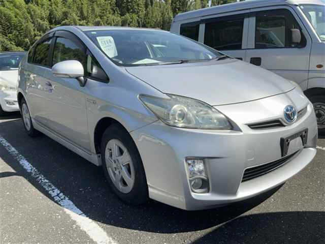 TOYOTA PRIUS — фото
