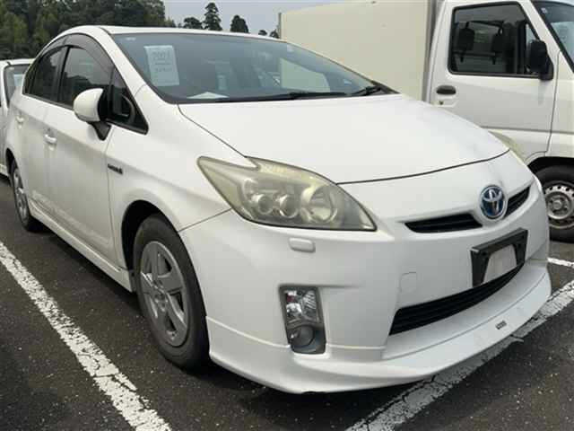 TOYOTA PRIUS — фото