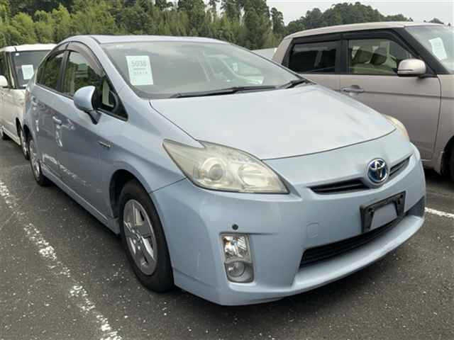 TOYOTA PRIUS — фото