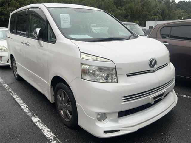 TOYOTA VOXY — фото