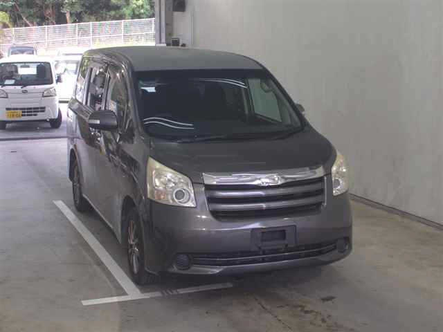 TOYOTA NOAH — фото