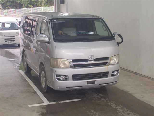 TOYOTA HIACE — фото