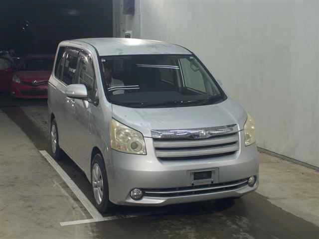 TOYOTA NOAH — фото