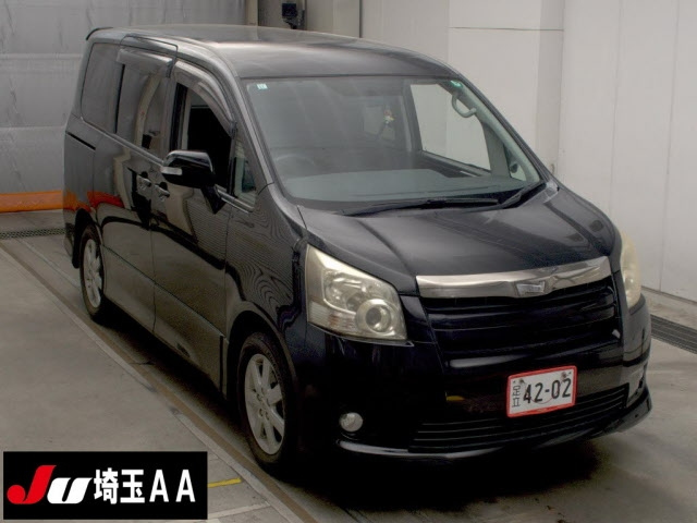 TOYOTA NOAH — фото