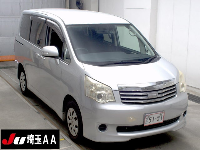 TOYOTA NOAH — фото