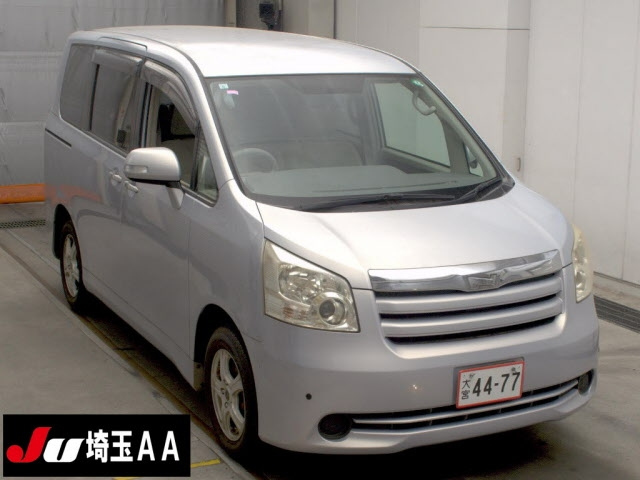 TOYOTA NOAH — фото