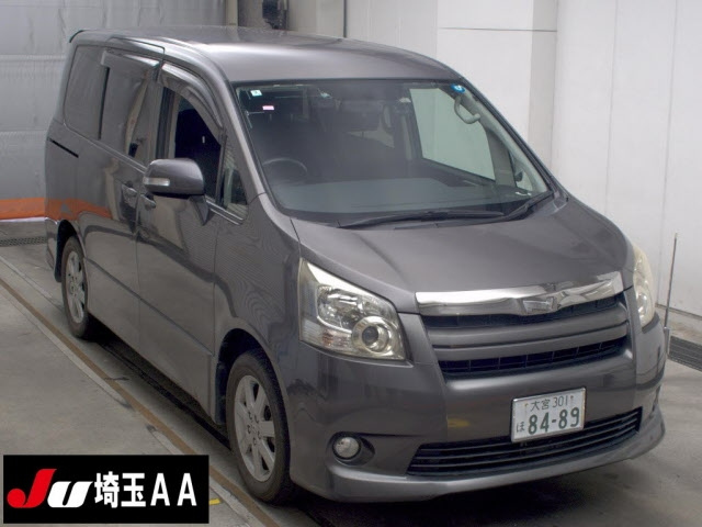 TOYOTA NOAH — фото