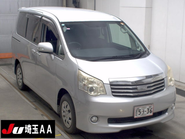 TOYOTA NOAH — фото