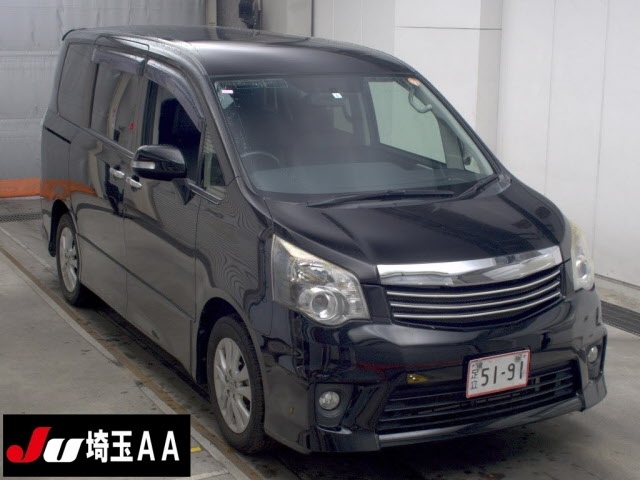 TOYOTA NOAH — фото