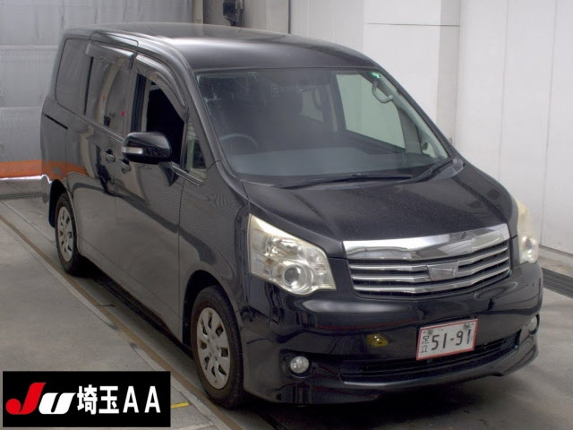 TOYOTA NOAH — фото