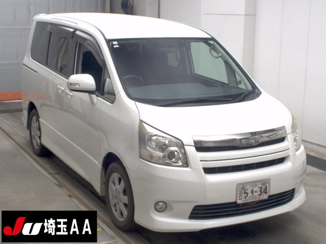 TOYOTA NOAH — фото