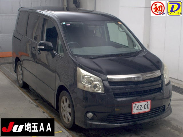 TOYOTA NOAH — фото