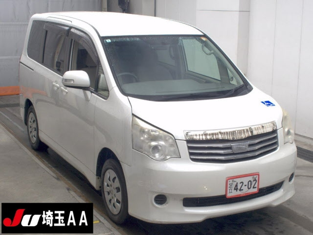 TOYOTA NOAH — фото
