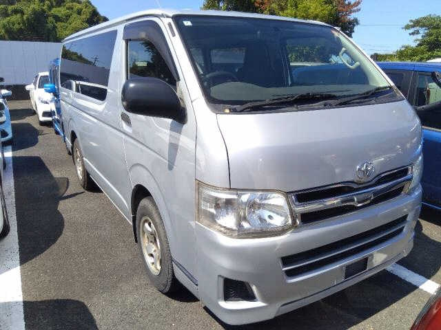 TOYOTA HIACE — фото