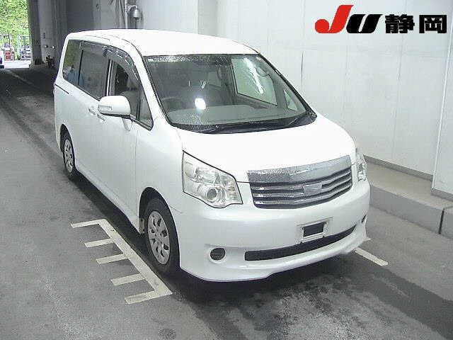 TOYOTA NOAH — фото