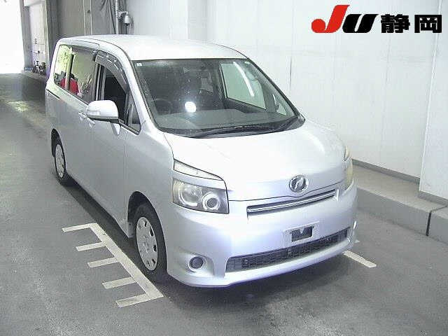 TOYOTA VOXY — фото