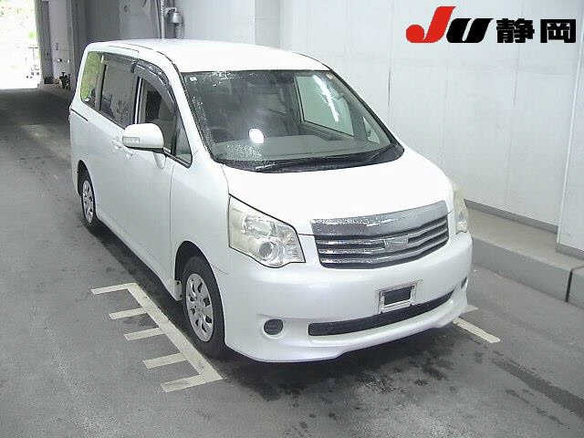 TOYOTA NOAH — фото